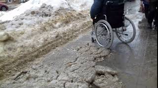 В Воронеже инвалид без ног колол лёд на тротуаре