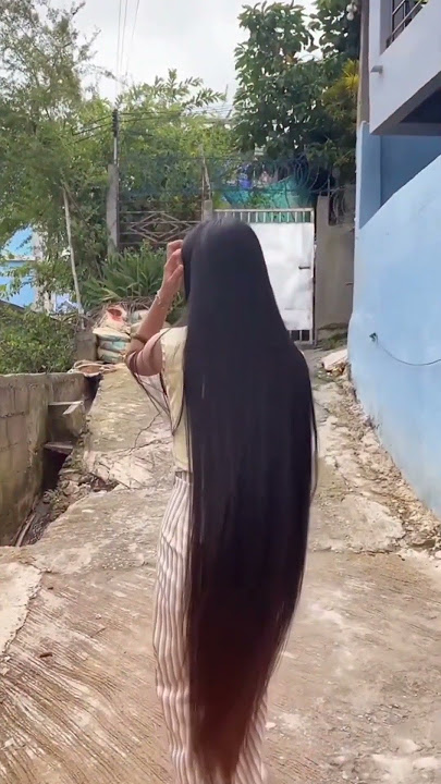 Gadis Rambut Panjang berjalan sangat mempesona