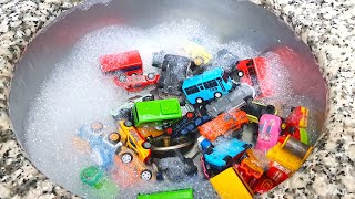 Çeşitli oyuncak arabaları lavaboda köpük içinde yıkamak