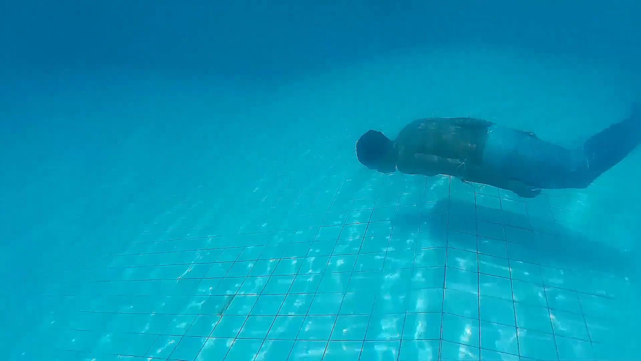 Nadando com cauda de sereia #Tritão . swimming mermaid tail - YouTube