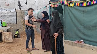 Download Lagu Tension and conflict between the wicked old woman and the captain's brother MP3 Download Lagu Tension and conflict between the wicked old woman and the captain's brother MP3