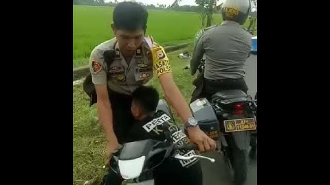 Lucu !! Beginilah Ekspresi Anak Kecil Kalau Terciduk Polisi Sedang Balapan Liar