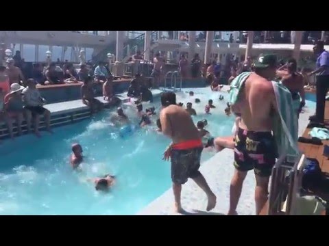 Piscina do navio de cruzeiro Norwegian Spirit durante mar agitado 4/7/16