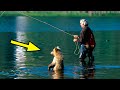 Mężczyzna łowił ryby i nie zauważył obok siebie małego niedźwiadka. Nie spodziewał się co się stanie