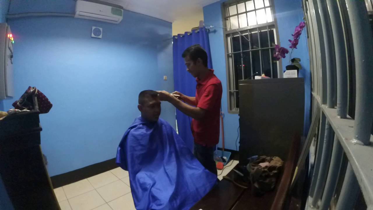 Cukur pangkas potong  rambut  Udah cepak  masih di papras 