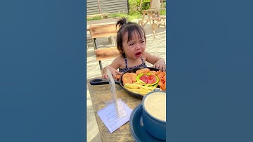 Bayi makan pedas