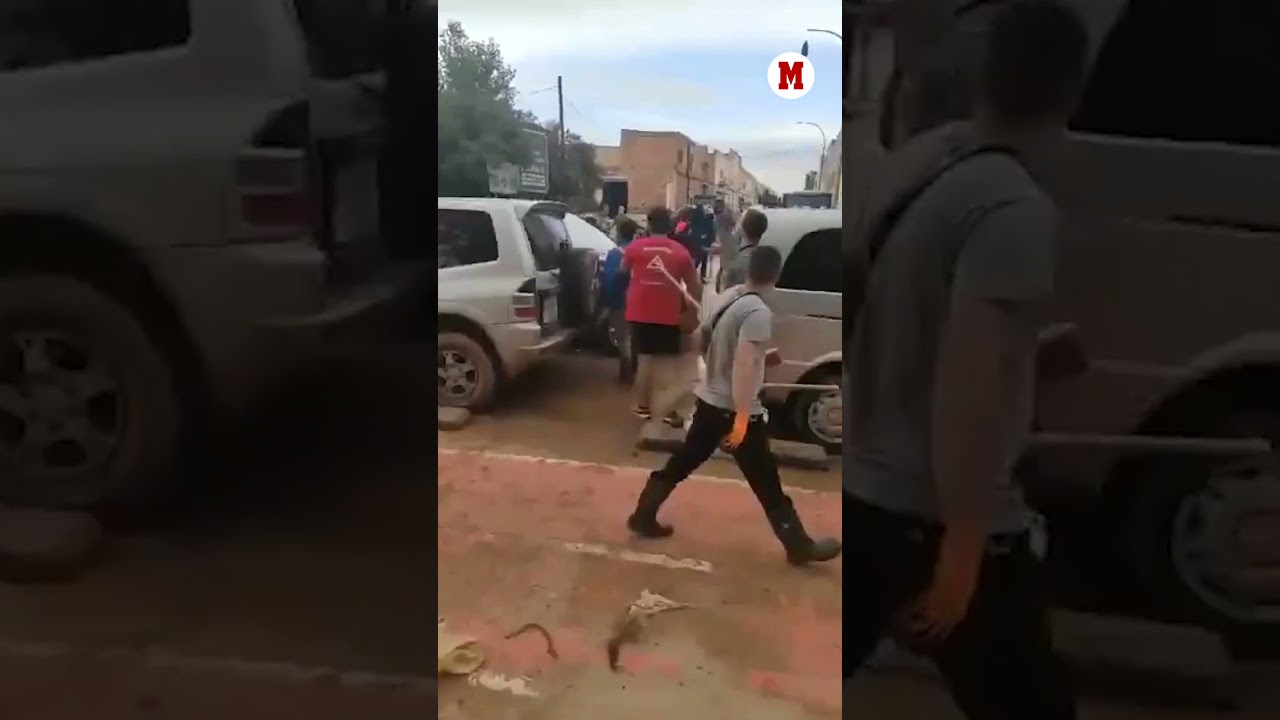 Así se marchó Pedro Sánchez de Paiporta entre insultos y lanzamiento de barro I MARCA #shorts