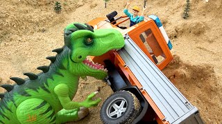 O veículo de transporte de dinossauros encontrou um problema e foi resgatado por um carro da polícia