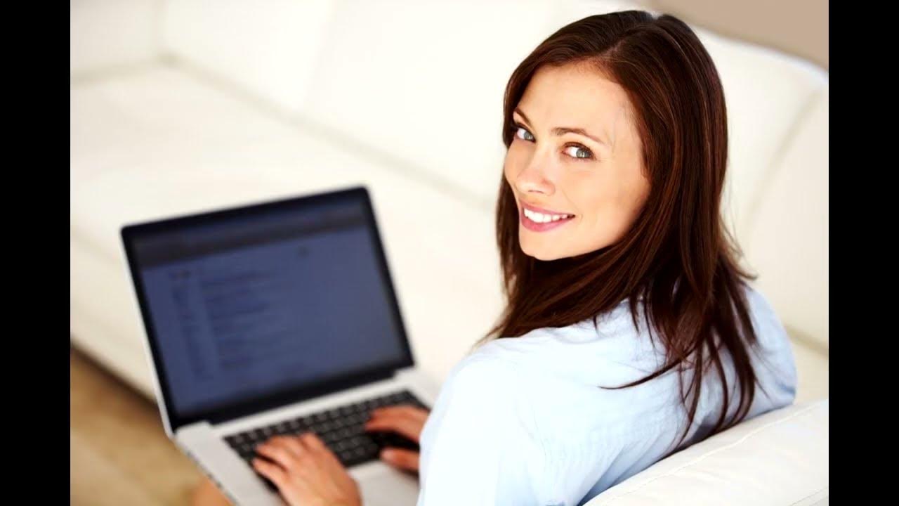 Нужно сайт женщин. Женщина с ноутбуком. Женщина за ноутбуком. Женщина перед компьютером. Девушка программист.