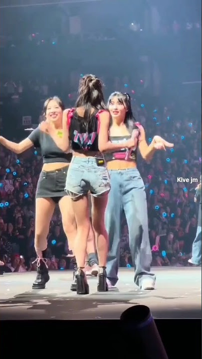 Nayeon & Momo dancing to 'Queen Card' #kpop #twice #twice_5th_world_tour #twiceconcert #shorts #fyp