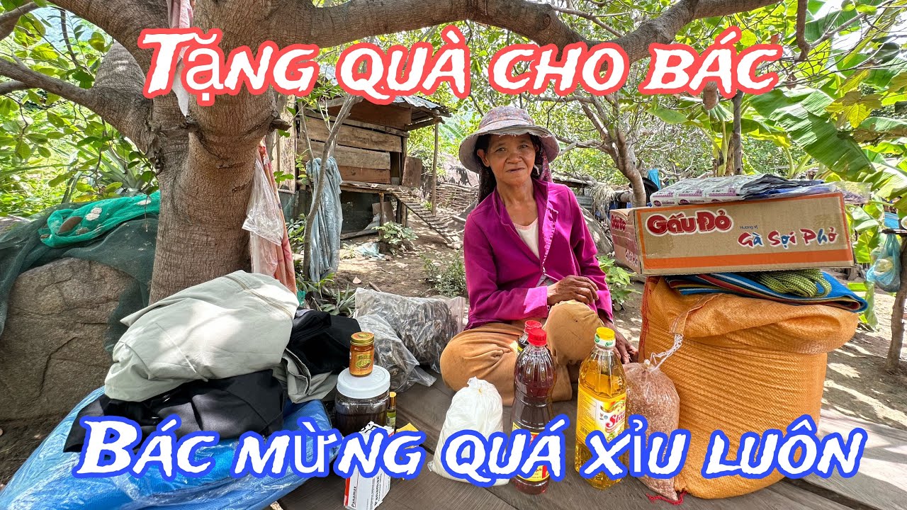 Người phụ nữ đồng bào raglai được tặng nhiều quà mừng quá xỉu luôn…!