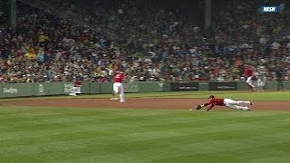 CLE@BOS: Pedroia makes an impressive diving stop