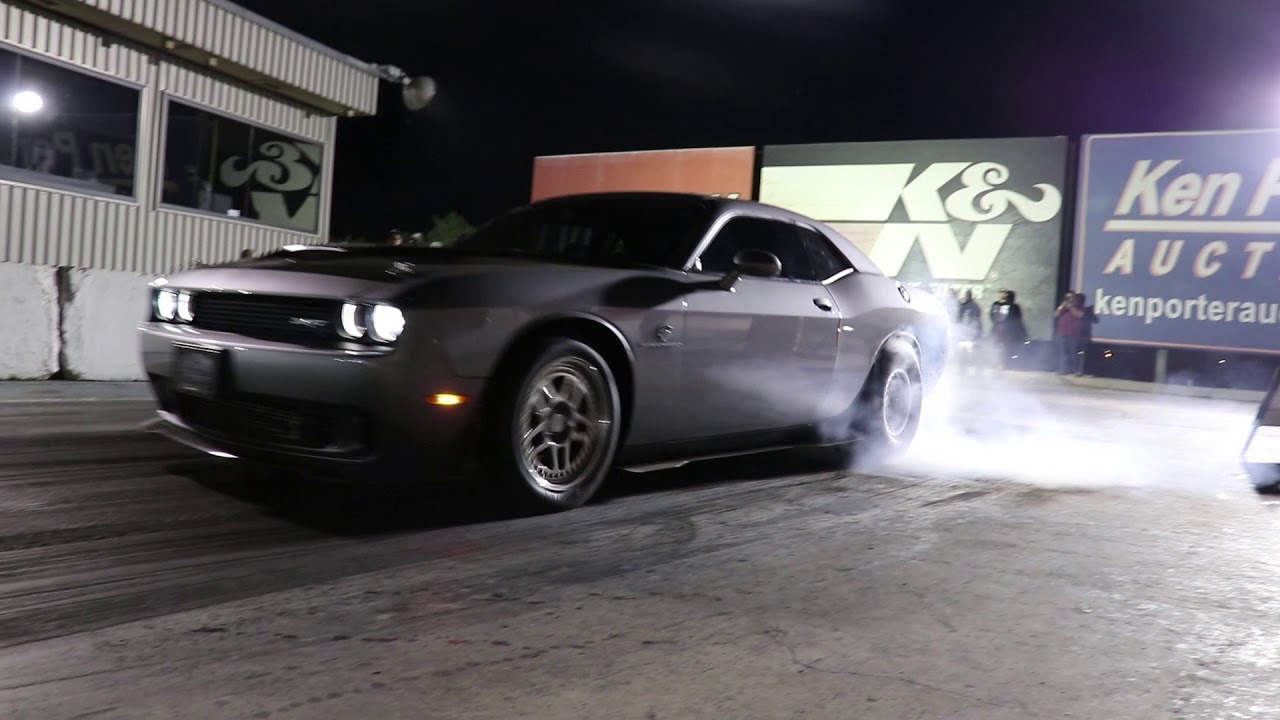 DODGE HELLCAT VS DODGE DEMON 1/8 MILE RACE AT IRWINDALE - YouTube