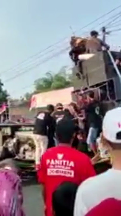 sound system acara karnaval jatuh auto ambruk