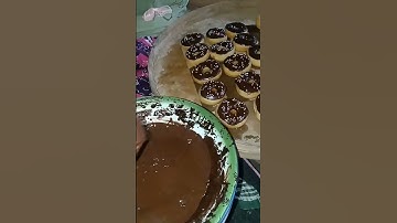 Thumbnail of toping donat pakek coklat batang yang dicairkan #shorts #trending #donat #youtubeshorts