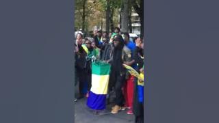 KOBA A CHANTÉ SON TITRE ODJUKU DEVANT L'AMBASSADE DU GABON EN FRANCE