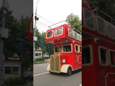 Двухэтажный красный автобус