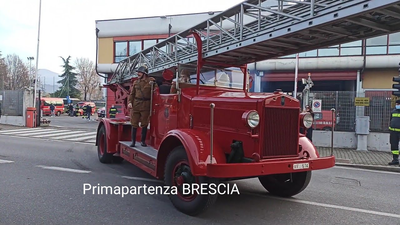 Sfilata Mezzi Storici Dei Vigili del Fuoco A Brescia In Occasione Della Festività Santa Barbara