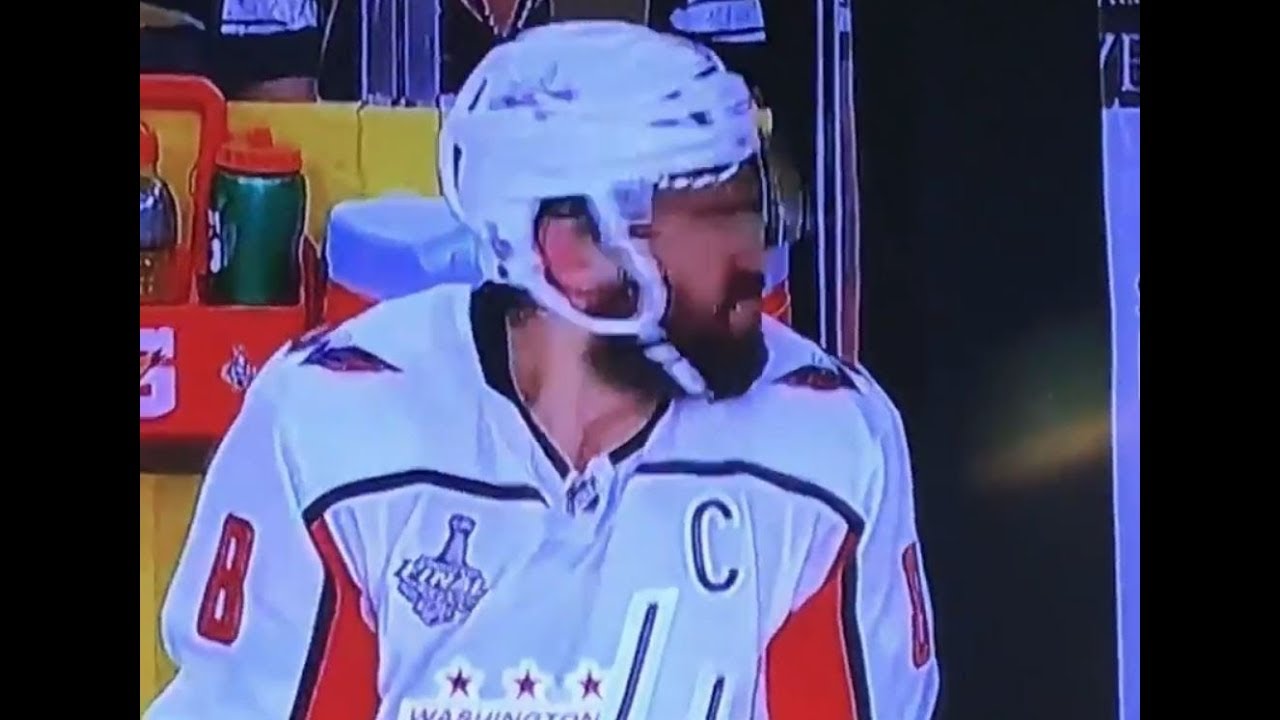 2015 NHL Winter Classic: Puck hits Alex Ovechkin's throat
