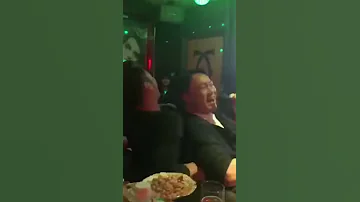 陳奕迅在KTV包廂唱著謝霆鋒的歌 這氣氛真是太好了 你們猜猜那個和陳奕迅合唱的女聲是誰 
