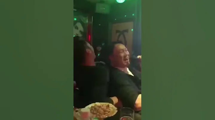 陈奕迅在KTV包厢唱着谢霆锋的歌，这气氛真是太好了，你们猜猜那个和陈奕迅合唱的女声是谁？ - 天天要闻