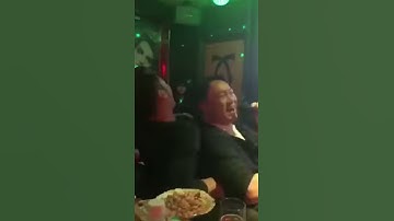 Thumbnail of 陳奕迅在KTV包廂唱著謝霆鋒的歌，這氣氛真是太好了，你們猜猜那個和陳奕迅合唱的女聲是誰？
