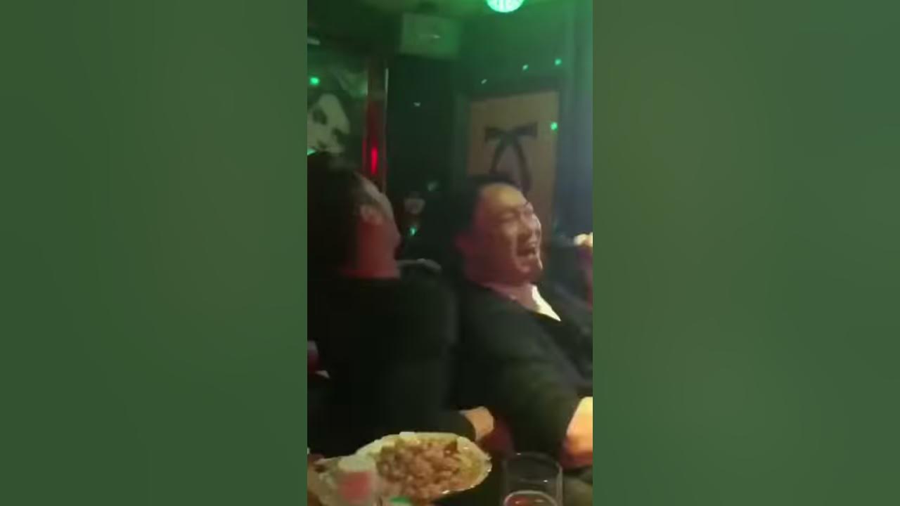 陳奕迅在KTV包廂唱著謝霆鋒的歌，這氣氛真是太好了，你們猜猜那個和陳奕迅合唱的女聲是誰？