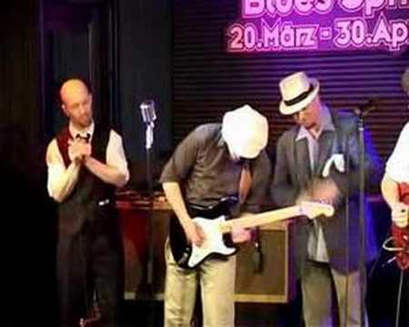 The King Bees feat. Erik Trauner - Early In The Mo...