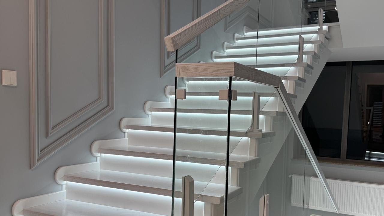 Premium xonadonlar uchun oq rangli va shaffof oynali zina