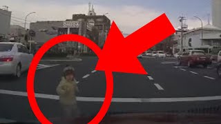 【衝撃映像】ドラレコ　車×子供の交通事故が起きるのはこんな時。日本で事故の瞬間！／The moment of the accident,Incredible car accident in Japan screenshot 4