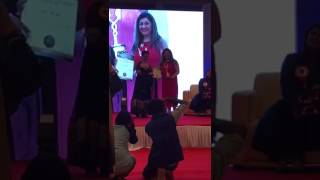 Anu Mehta getting awarded by Divya Dutta at Inspire Spiritual and Wellness Visionary Awards 2016