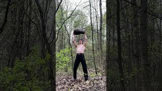Эктоморф поднял над головой камень 67 кг #sports