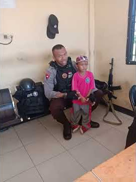 Karna nakal dan mengigit guru di sekolah Anak kecil di bawa ke kantor polisi