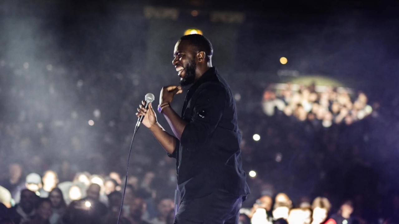 What Is Mo Gilligan Hiding Behind Him?👀