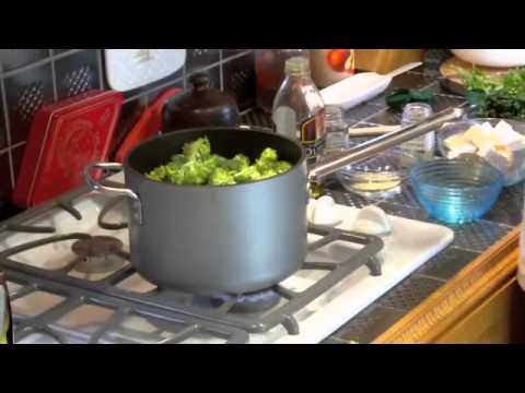 VEGAN CREAMY BROCCOLI SOUP