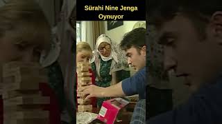 Sürahi Nine Jenga Oynuyor