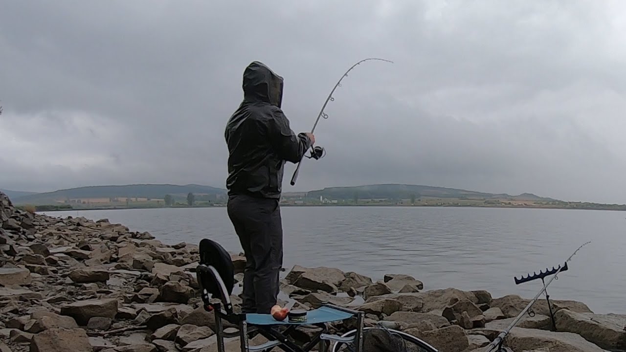 Am prins CARAȘI mari UNUL după ALTUL la method feeder pe ploaie. Lac de acumulare Varsolt 