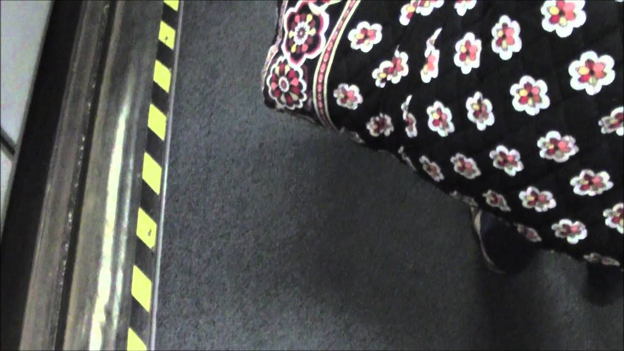 United Airlines A320 boarding at Denver International Airport [DEN