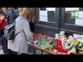 Жители городов несут цветы к стихийным мемориалам в память о жертвах трагедии в Казани | ТНВ