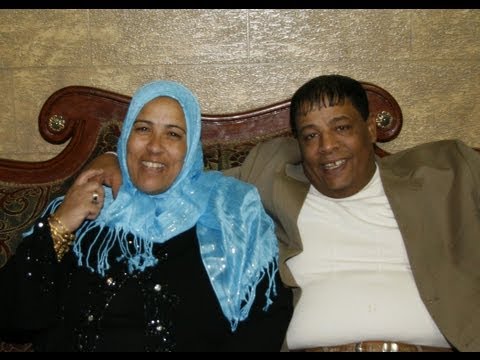 عم عبد الباسط حمودة فى الدويقة فى مشهد غرامى مع ام رامى