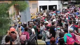 Migrantes hondureños rompen cordón fronterizo e ingresan a Guatemala ilegalmente