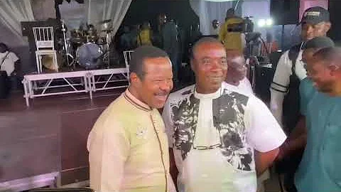 SEE HOW KING SUNNY ADE AND K1 DE ULTIMATE HUG EACH OTHER IN  AN EVENT
