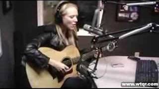 Jewel Performs &quot;Thump Thump&quot; Live at WTQR