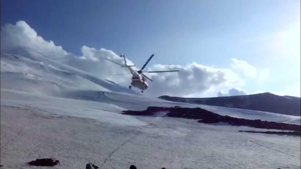 Потерпевшие северного. Вертолет на Эльбрусе. Вертолет МЧС Эльбрус. Жесткая посадка ми 8 на Эльбрусе. Эвакуация Приэльбрусья.