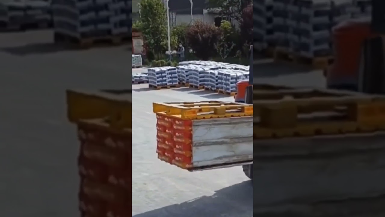 Forklift truck with rotating fork 