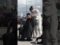 حلاق لبناني يقدم حلاقة مجانية للنازحين في بيروت
