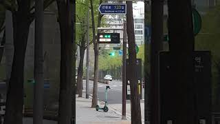 쉼터 없는, 헐렁한 버스정류장 ㅡ 어디든, 앉아 있게 된다네.