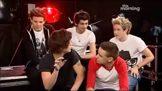 Harry singing Louis' ringtone