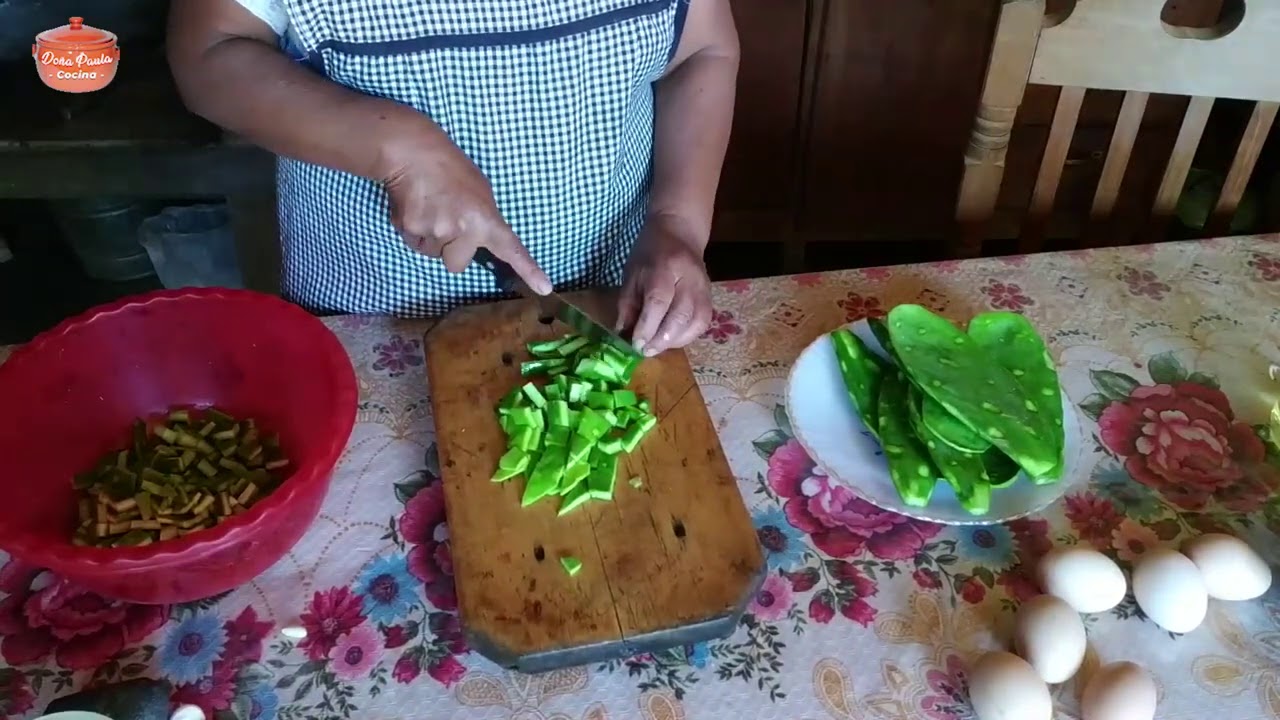 Una comida economica caldo zapatero con nopales