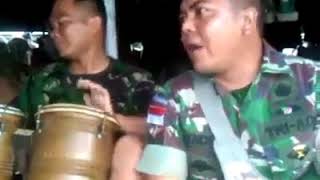 Lucu dan Kreatif. Anggota TNI-AD menyanyikan lagu ala pengamen